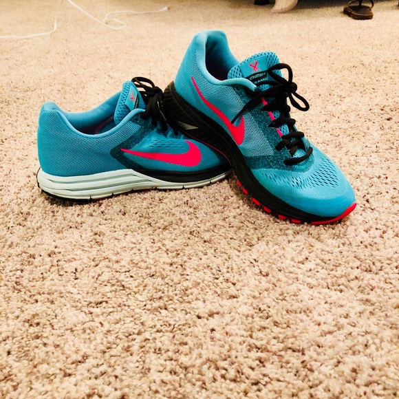 Size 8 Nike tennis shoes - Picture 3 of 3